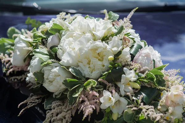 Closeup Shot Decorated Car White Flowers Wedding Ceremony — Stock Photo, Image