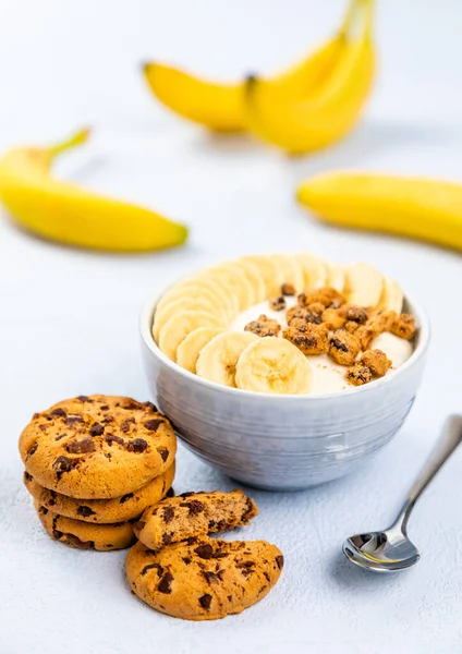 Primer Plano Postre Crema Con Fruta Plátano Tazón Cócteles Sobre —  Fotos de Stock