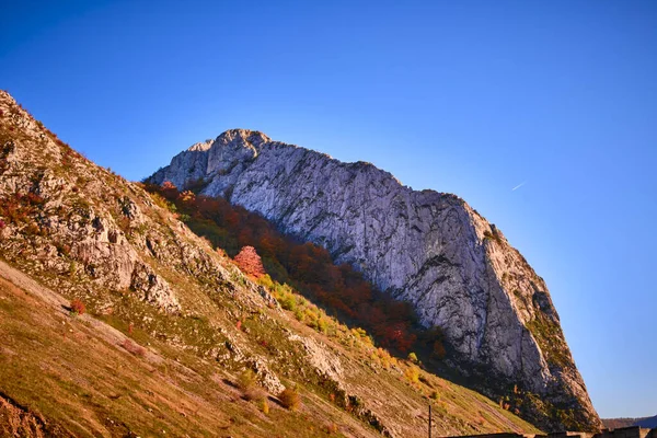 Romanya Daki Mavi Gökyüzüne Karşı Karpat Dağları Yakın Çekim — Stok fotoğraf