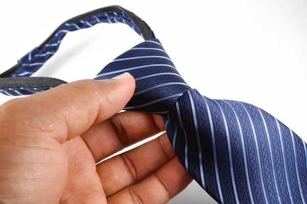 Primer Plano Una Mano Sosteniendo Una Corbata Masculina Sobre Fondo — Foto de Stock