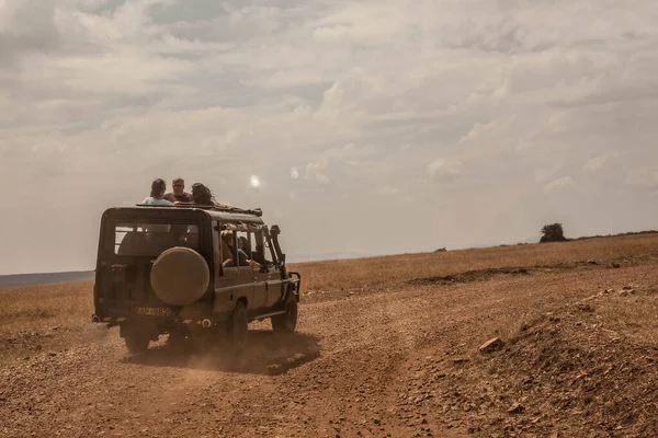 Автомобиль Туристами Въезжающими Пустыни Национального Парка Масаи Мара Найроби Кения — стоковое фото