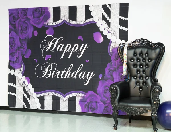 幸せな誕生日の紫色の背景の装飾のクローズアップ側に黒いヴィンテージの椅子 — ストック写真