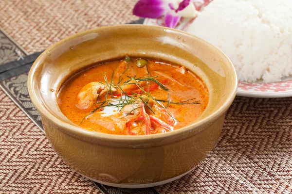 Eine Nahaufnahme Von Thai Curry Suppe Mit Gemüse Auf Einer — Stockfoto