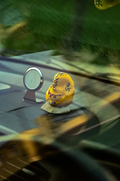 ぼやけた背景に自動車の装飾 — ストック写真