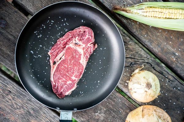 Uma Vista Superior Uma Fatia Bife Vermelho Cru Temperado Uma — Fotografia de Stock