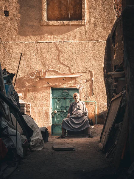 Äldre Man Sitter Utanför Mot Gammal Byggnad Aswan Egypten — Stockfoto