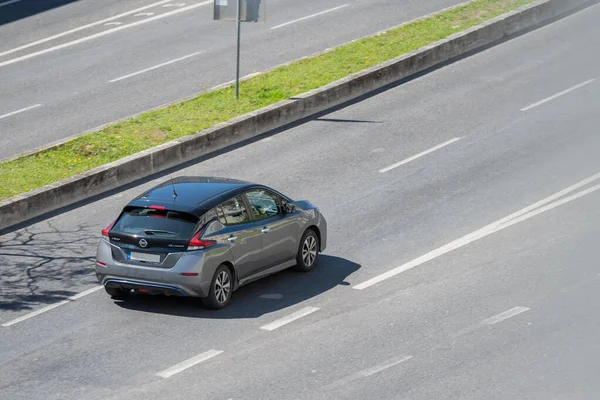 Uma Foto Carro Nissan Folha Zero Emissão Nas Ruas Lisboa — Fotografia de Stock