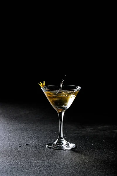 Serving Martini Cocktail Isolated Dark Background — Stock Photo, Image