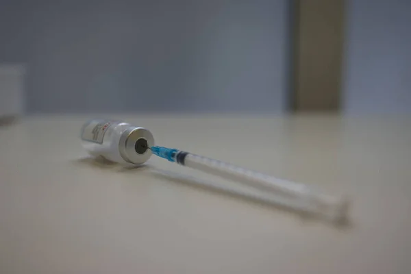 Plan Rapproché Une Seringue Injection Médicale Flacon Vaccin Pour Covide — Photo