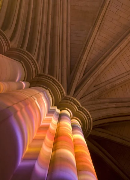 Niski Kąt Ujęcia Kolorowych Biegunów Marmuru Pod Zdobionym Beżowym Sufitem — Zdjęcie stockowe
