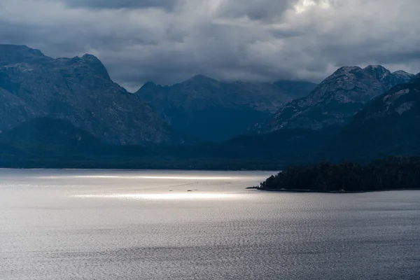 Een Prachtig Uitzicht Het Meer Bergen Zonnestralen Door Wolken — Stockfoto