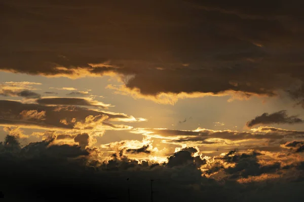 Ein Dramatischer Blick Auf Dunkle Wolken Bunten Himmel Bei Sonnenuntergang — Stockfoto