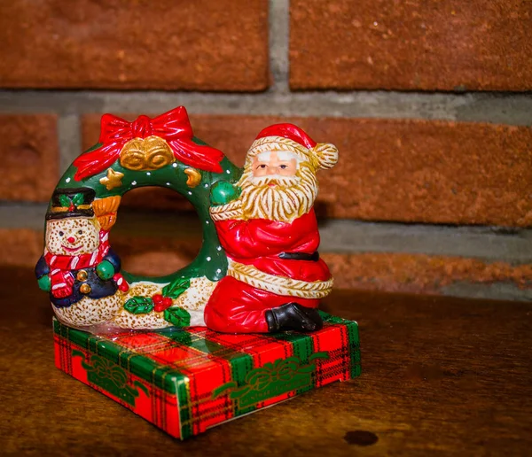 Close Ornamento Natal Bonito Com Papai Noel Sentado Presente Lado — Fotografia de Stock