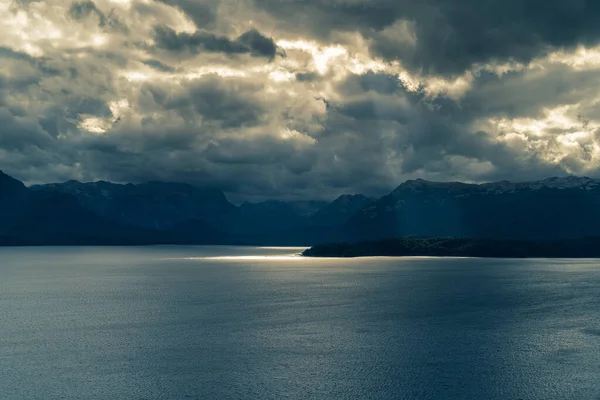 Krásná Krajina Pohled Dramatický Horizont Oblačná Obloha Tmavých Horách Modré — Stock fotografie