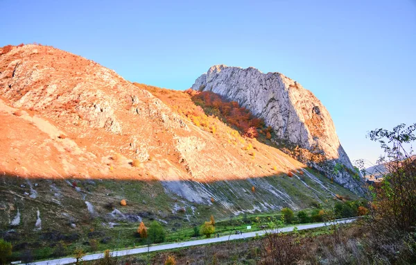 Primer Plano Las Montañas Cárpatos Contra Cielo Azul Rumania —  Fotos de Stock