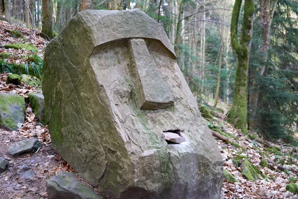 秋天的时候 在森林里雕刻成人脸形状的巨石 — 图库照片