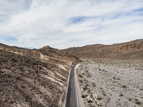 Veduta Aerea Autostrada Tra Montagne Rocciose Campo Sotto Cielo Cupo — Foto Stock