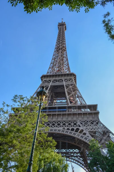 Een Lage Hoek Opname Van Eiffeltoren Parijs Frankrijk Met Blauwe — Stockfoto