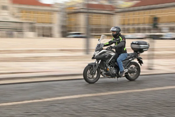 Чоловік Їде Мотоциклі Великій Швидкості Невиразним Видом Старі Будівлі Лісабона — стокове фото