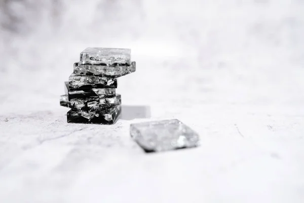 白い表面と背景に結晶石のスタック — ストック写真