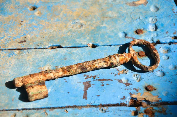 Ein Alter Rostiger Schlüssel Auf Einer Grungy Blauen Holzoberfläche — Stockfoto