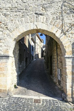 İtalya 'nın Lazio bölgesindeki Vico nel Lazio evleri arasında dar bir sokak