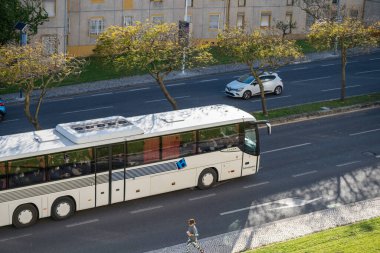 Portekiz, Lizbon sokaklarında Barraqueiro adlı beyaz yolcu otobüsünün manzaralı bir çekimi.