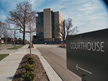 Olathe, Kansas 'taki Johnson County Adliyesi' nin yerini gösteren bir tabela.