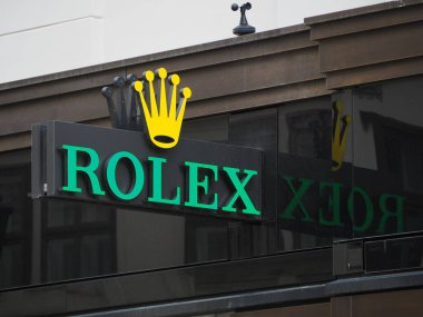 1010 'da, Viyana' da mağazanın önündeki Rolex tabelasının yakın çekimi.