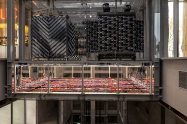 Boijmans van Beuningen sanat deposunun koridorunda renkli sanat eserleri sergileniyor.