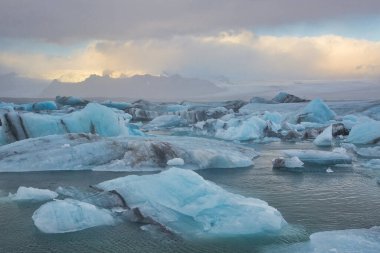 Jokulsarlon 'un manzaralı bir fotoğrafı, İzlanda' da bir buzul gölü.