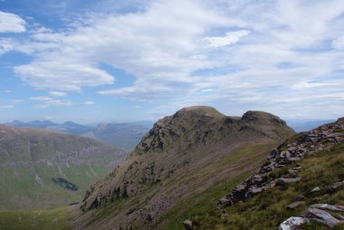 İskoçya 'da bulutlu bir günde dağların ve vadilerin güzel manzarası.