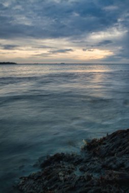 Yağmurlu bir günde kıyıya yakın bir su kütlesinin dikey görüntüsü.