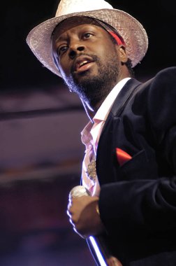 Şarkıcı Wyclef Jean 'in Hollywood ve Vine' daki The Fugees grubuyla canlı performansının dikey çekimi