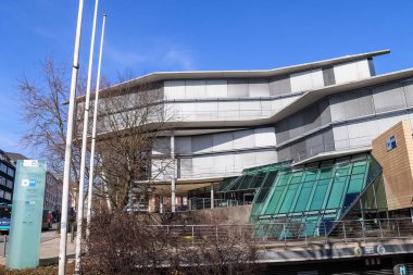 Kiel 'deki IHK' nın modern binası mavi gökyüzünün altında.