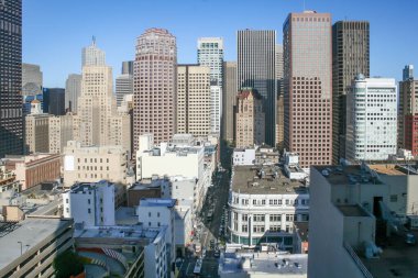 Gökdelenleri ve işlek caddeleri olan San Francisco şehir manzarası