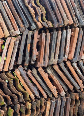 Sri Lanka 'da bir günde çok sayıda çatı kiremitinin dikey çekimi