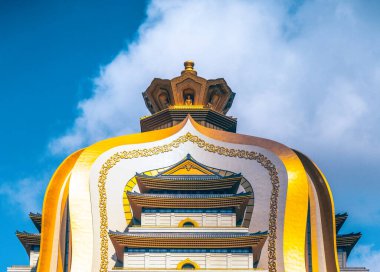 Mavi gökyüzünün altında güzel bir tapınak manzarası
