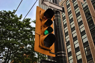 Açık havada bir direği işaret eden bir okla trafik ışığının alçak açılı görüntüsü.
