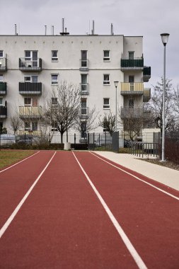 Stare Zegrze bölgesindeki bir apartman dairesine giden bir spor sahasının yakın çekim pisti..