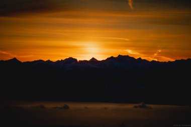 Alplerin arkasındaki Cenevre Gölü 'nün (Lac Leman) üzerinde büyüleyici bir gün doğumu.