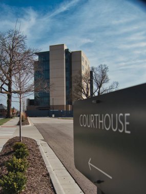 Olathe, Kansas 'taki Johnson County Adliyesi' nin yerini gösteren bir tabelanın dikey çekimi.