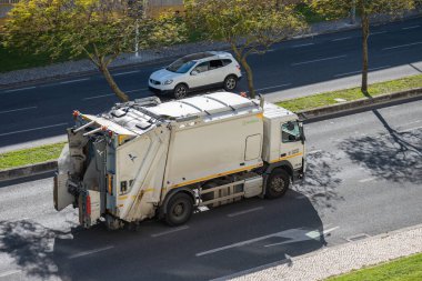 Lizbon, Portekiz 'de hurda ve geri dönüşümlü malzeme toplayan bir Camiao çöp arabasının manzaralı bir fotoğrafı.
