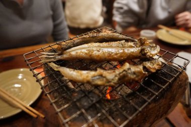 Kömürde kızartılmış küçük balıkların yumuşak odağı