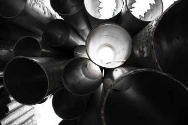 Siyah beyaz metal boruların düşük açılı görüntüsü.