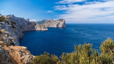 Güneş ışığıyla Balear Adaları 'nın güzel bir manzarası