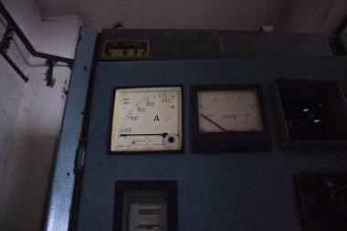 Motorları değiştirmek için güç konteynırlarından oluşan bir panele yakın plan