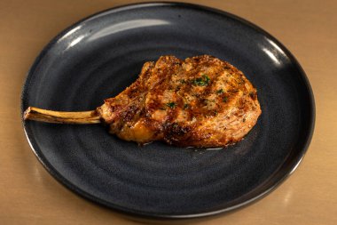 Tabakta ızgara bifteğin yakın plan çekimi.