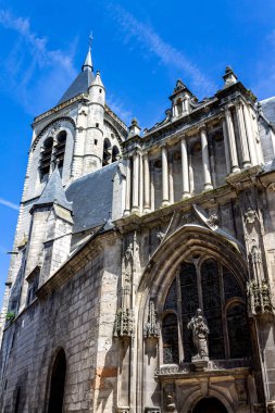 Bourges, Fransa 'da eski ve tarihi bir binanın alçak açısı