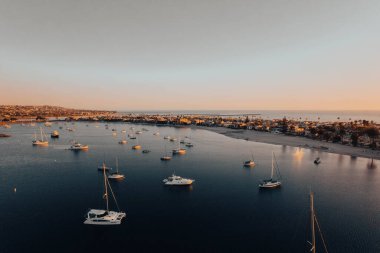 Deniz kıyısında güzel bir yaz akşamıydı.